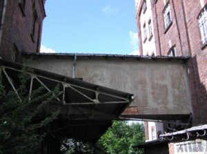 Durchgang zwischen Speicher und Hauptgebäude