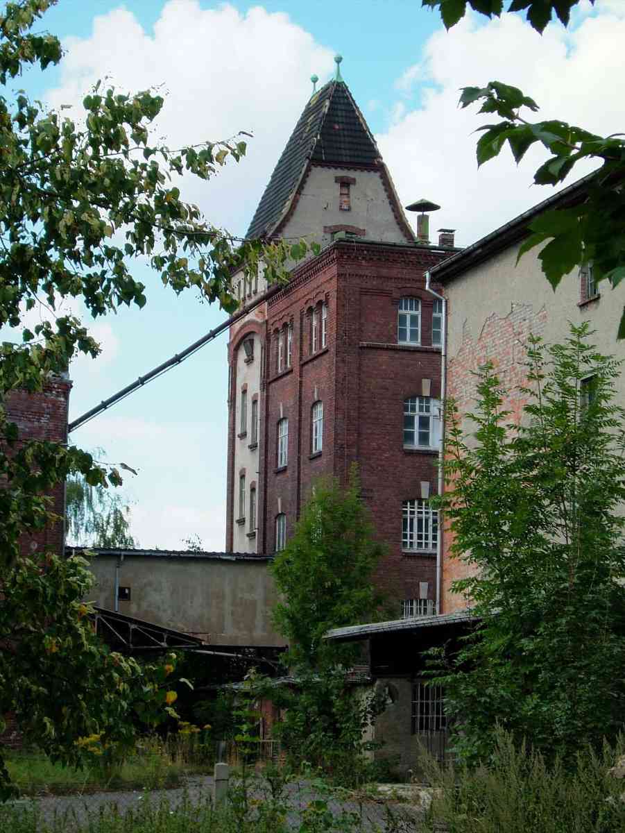 Das Ensemble der Weizenmühle Knauthain vor der Sanierung 2005 Das Ensemble der Weizenmühle Knauthain vor der Sanierung 2005